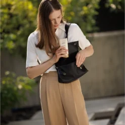 AHAVA Body Essential Hydration Protecting Body Lotion 8 AHAVA Body Essential Hydration Protecting Body Lotion -Teint Lisse Soldes Magasin ahava body essential hydration protecting body lotion lait protecteur corps 3