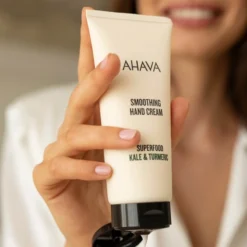 AHAVA Superfood Kale & Turmeric -Teint Lisse Soldes Magasin ahava superfood kale turmeric creme lissante mains 5