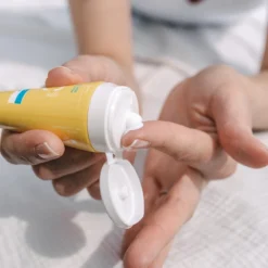 Uriage Bariésun Cream SPF 30 4 Uriage Bariésun Cream SPF 30 -Teint Lisse Soldes Magasin uriage bariesun cream spf 30 creme protectrice visage et corps spf 30 1